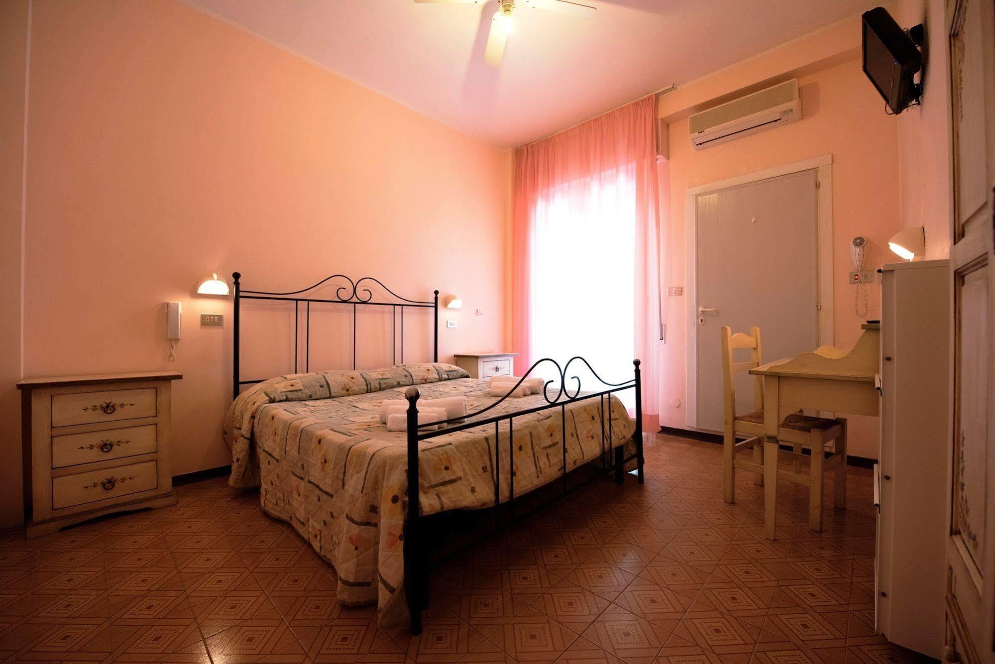 Hotel Settebello B&B Cesenatico Esterno foto