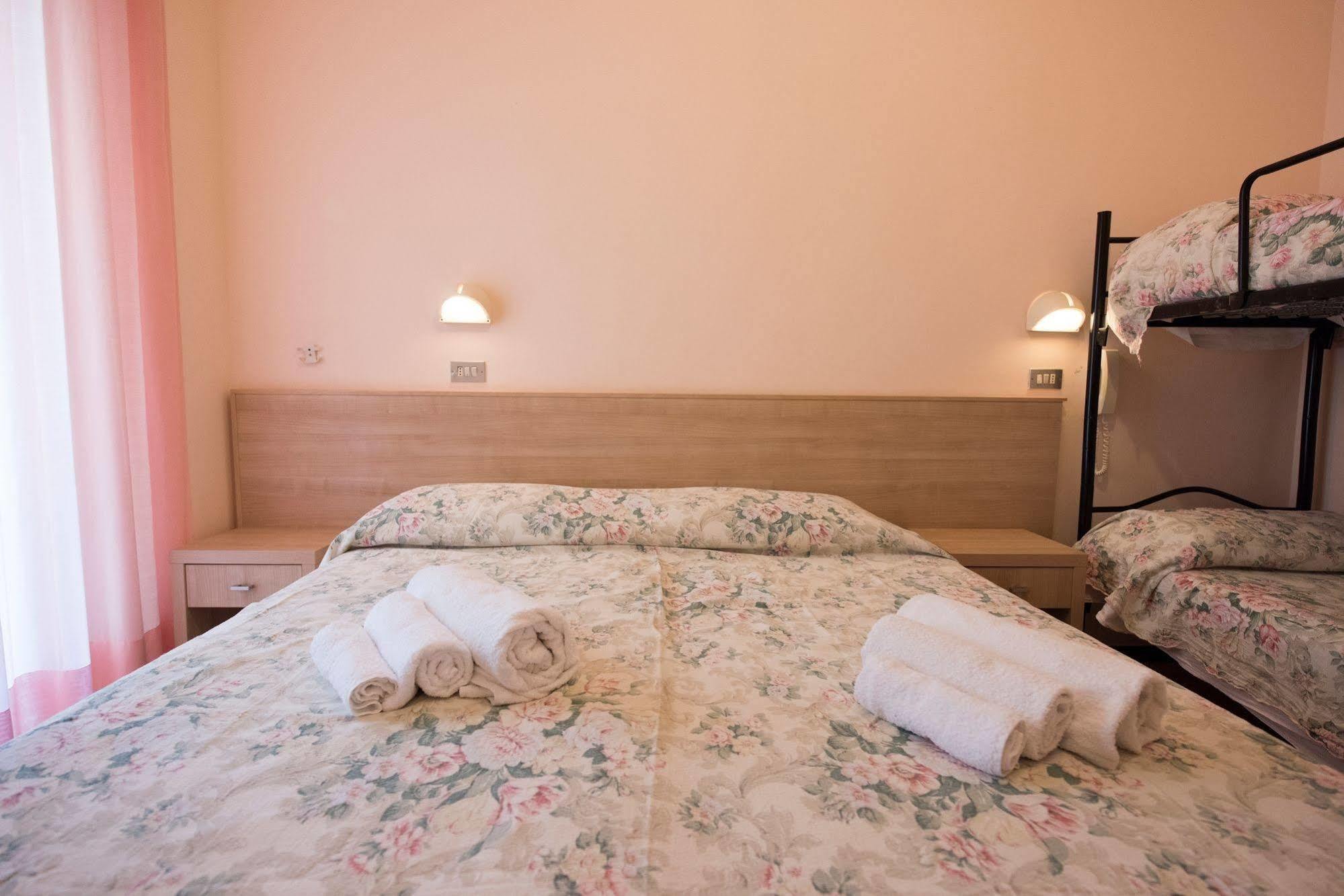Hotel Settebello B&B Cesenatico Esterno foto